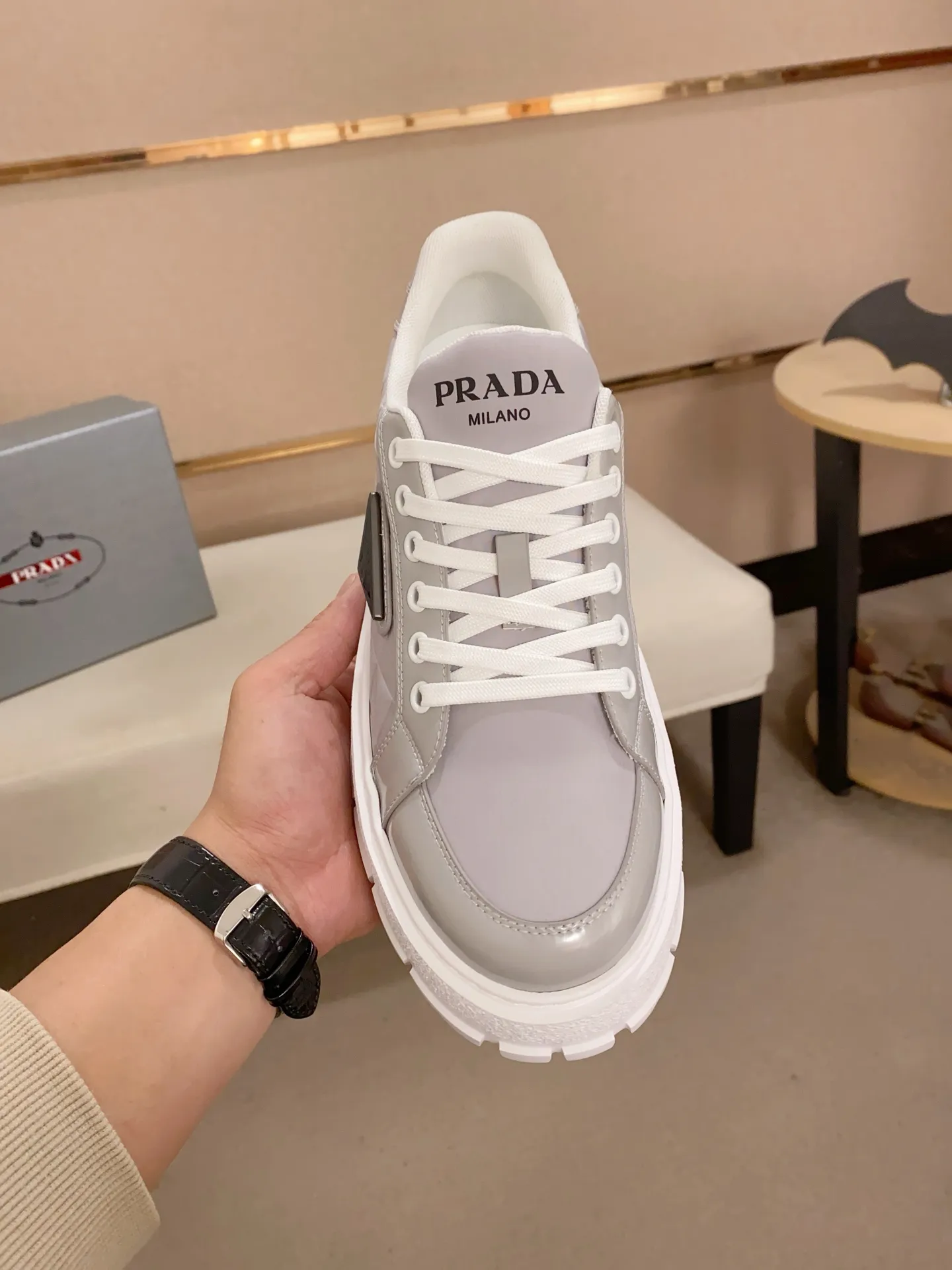 Men's shoes 💰 580💰 ✔️✔️✔️Higher version High-quality new PRADA (Prada) counters are launched simultaneously. The new men's shoes and 😘 fabrics are made of high-tech glue-spraying technology. Lining: Full cowhide lining. 👍🏿 High-end ☄️ Air-cushion molded anti-slip foam outsole, exquisite lines, simple and elegant, comfortable and high-end for leisure travel. Code number: 38 to 44 (45 can be customized and cannot be returned or exchanged)